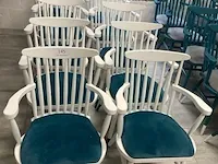 10 houten stoelen