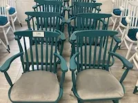 10 houten stoelen