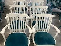 10 houten stoelen
