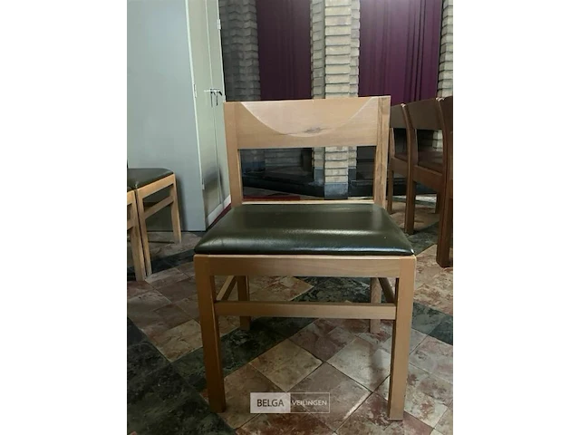 10 kerkstoelen met groene zit en houten rugleuning - afbeelding 1 van  4