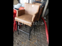10 kunstleren krukken, 4 kunstleren stoelen - afbeelding 2 van  9