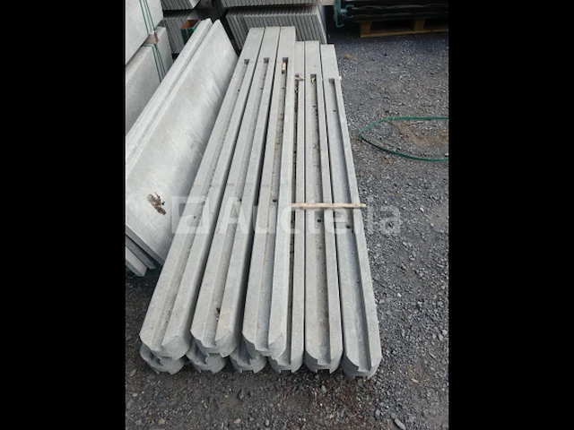 10 palen en 46 betonplaten - afbeelding 9 van  9