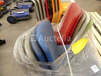 10 plastic stoelen - afbeelding 1 van  3