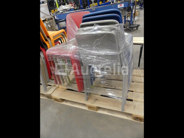 10 plastic stoelen - afbeelding 2 van  3