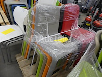 10 plastic stoelen - afbeelding 1 van  3