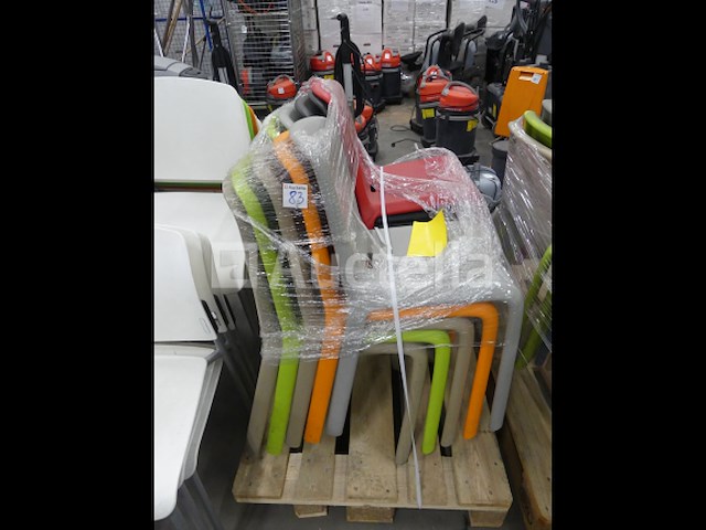 10 plastic stoelen - afbeelding 2 van  3