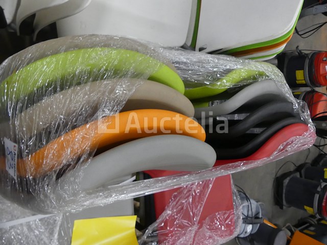 10 plastic stoelen - afbeelding 3 van  3