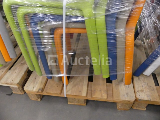 10 plastic stoelen - afbeelding 1 van  4