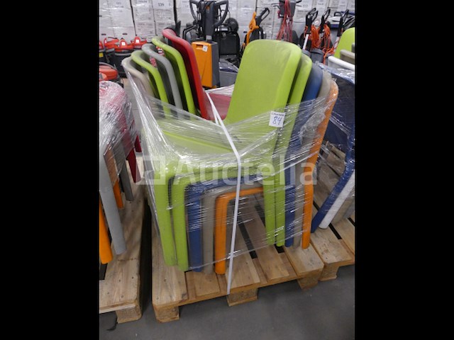 10 plastic stoelen - afbeelding 2 van  4