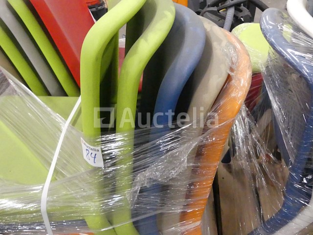10 plastic stoelen - afbeelding 3 van  4