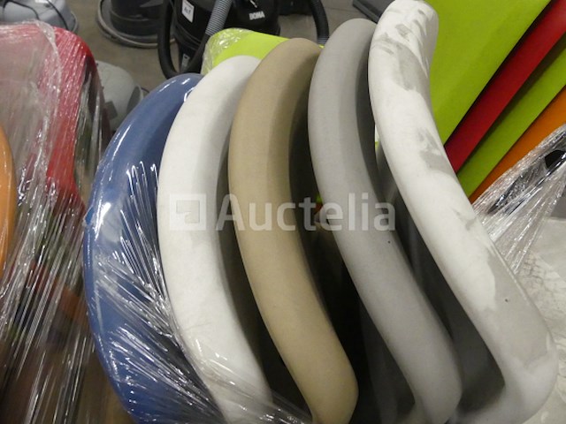 10 plastic stoelen - afbeelding 1 van  4