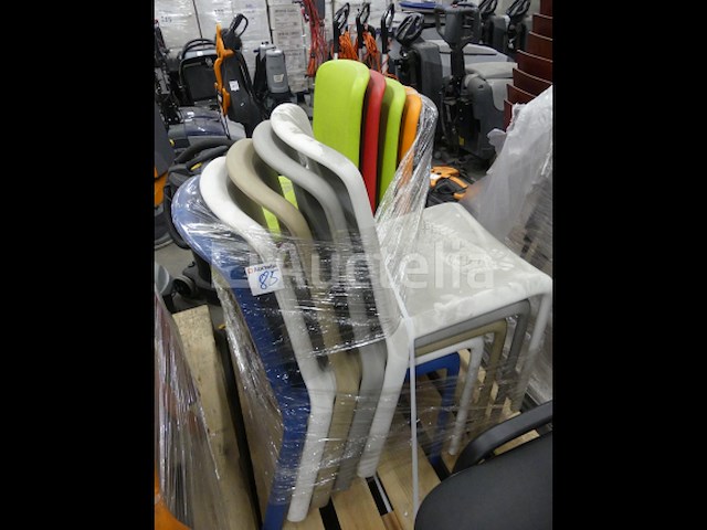 10 plastic stoelen - afbeelding 2 van  4