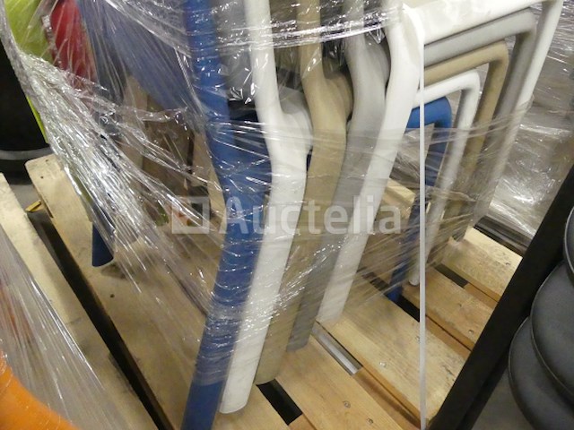 10 plastic stoelen - afbeelding 4 van  4