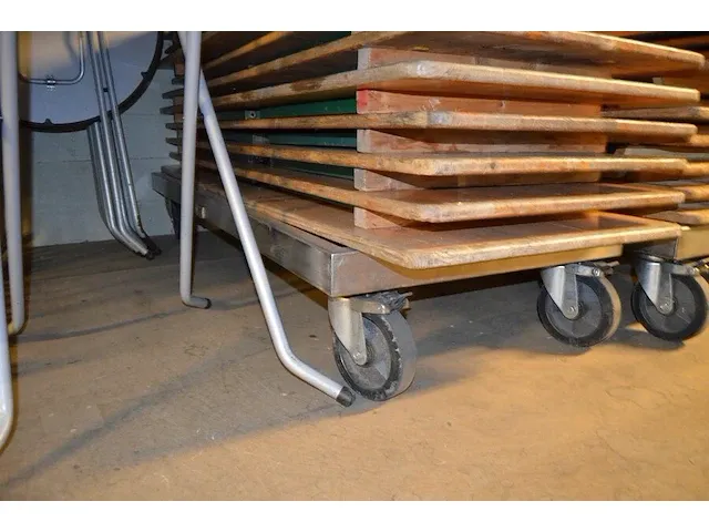 10 plooitafels rechthoekig met houten blad op transportkar (1126) - afbeelding 4 van  4