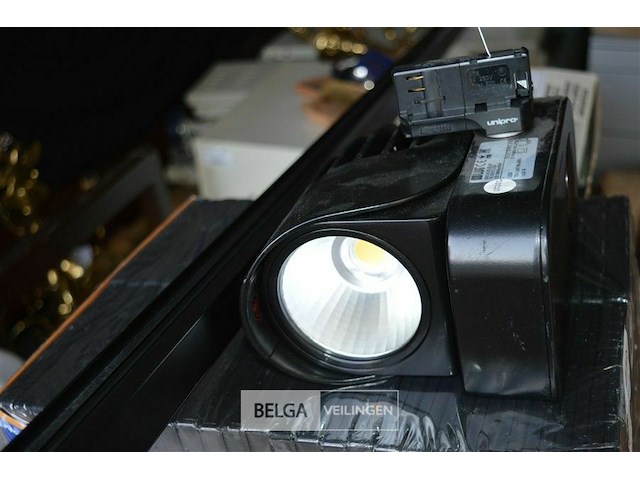 ±10 rails met ±42 nuovo led lampen - afbeelding 1 van  4