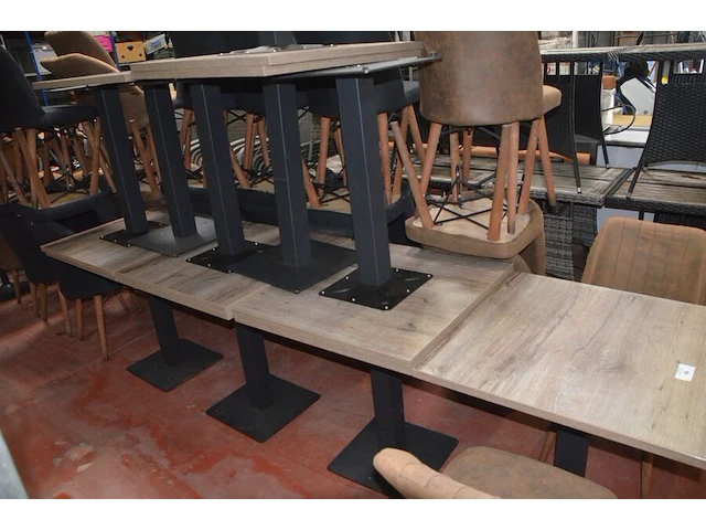 10 resto tafels metalen onderstel, 30 resto stoelen imitatie leder, 2 barkrukken imitatie leder (6,7,8,9) - afbeelding 2 van  14