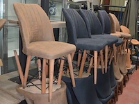 10 resto tafels metalen onderstel, 30 resto stoelen imitatie leder, 2 barkrukken imitatie leder (6,7,8,9) - afbeelding 1 van  14