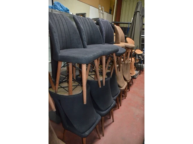 10 resto tafels metalen onderstel, 30 resto stoelen imitatie leder, 2 barkrukken imitatie leder (6,7,8,9) - afbeelding 7 van  14