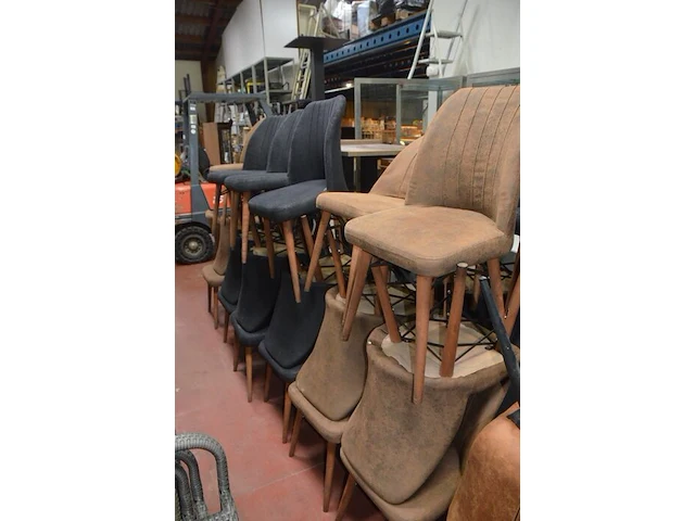 10 resto tafels metalen onderstel, 30 resto stoelen imitatie leder, 2 barkrukken imitatie leder (6,7,8,9) - afbeelding 8 van  14