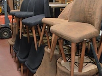 10 resto tafels metalen onderstel, 30 resto stoelen imitatie leder, 2 barkrukken imitatie leder (6,7,8,9) - afbeelding 8 van  14