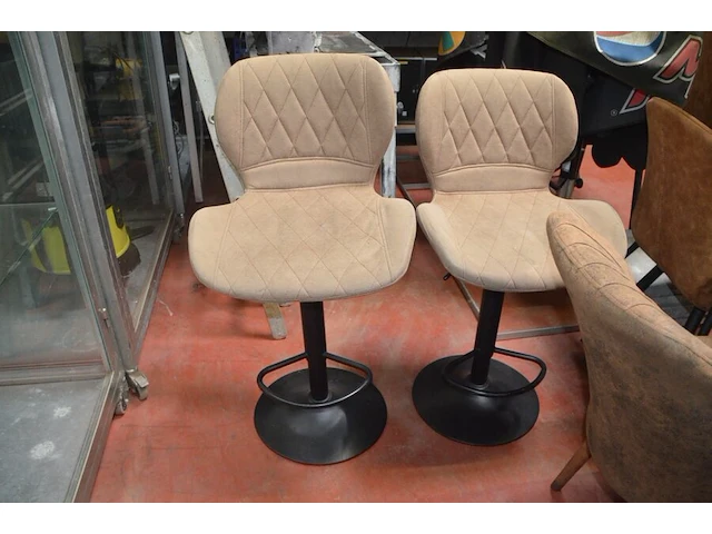 10 resto tafels metalen onderstel, 30 resto stoelen imitatie leder, 2 barkrukken imitatie leder (6,7,8,9) - afbeelding 11 van  14