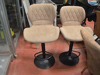 10 resto tafels metalen onderstel, 30 resto stoelen imitatie leder, 2 barkrukken imitatie leder (6,7,8,9) - afbeelding 11 van  14