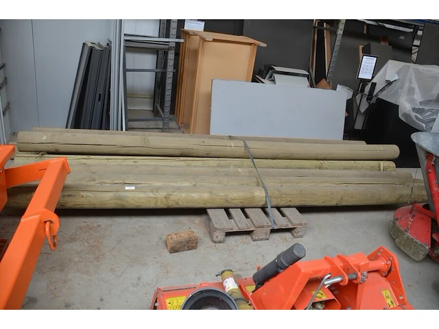 10 ronde houten palen ca 4m, diameter 20 cm - afbeelding 1 van  4