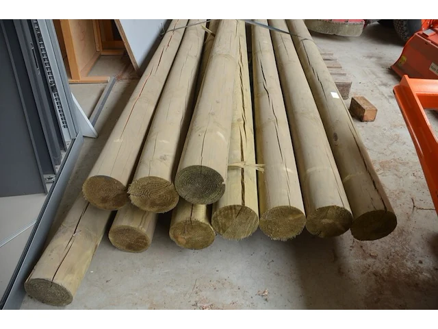 10 ronde houten palen ca 4m, diameter 20 cm - afbeelding 3 van  4
