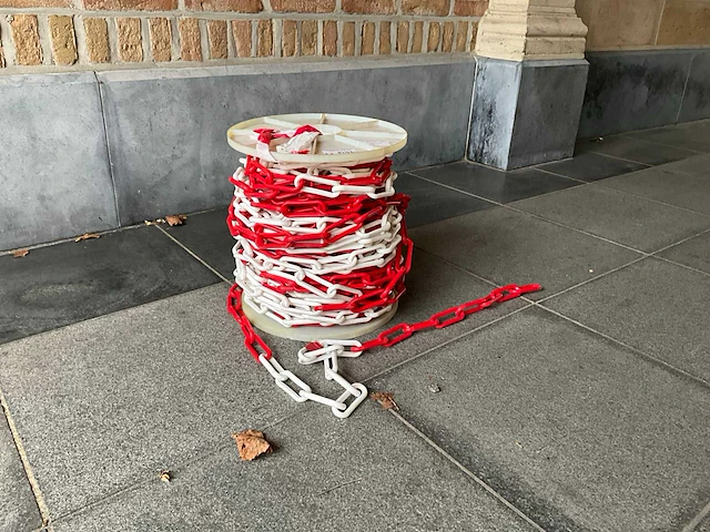 10 stuks rollen signalisatieketting van 50m en 8 steunen met paaltjes - afbeelding 3 van  11