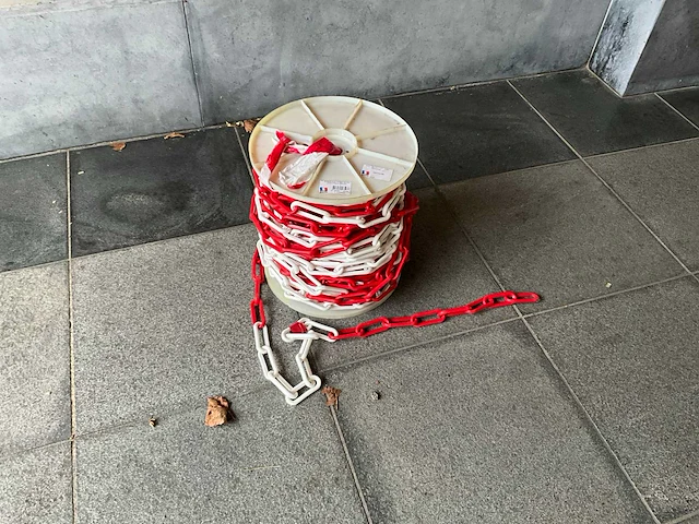 10 stuks rollen signalisatieketting van 50m en 8 steunen met paaltjes - afbeelding 5 van  11