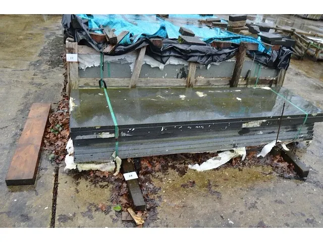 10 stuks zwart granieten platen voor tuinschermen en lage muurtjes gebrand en geborsteld met lijnen 1 zijde afgewerkt afm. 220x60x3 - afbeelding 1 van  5