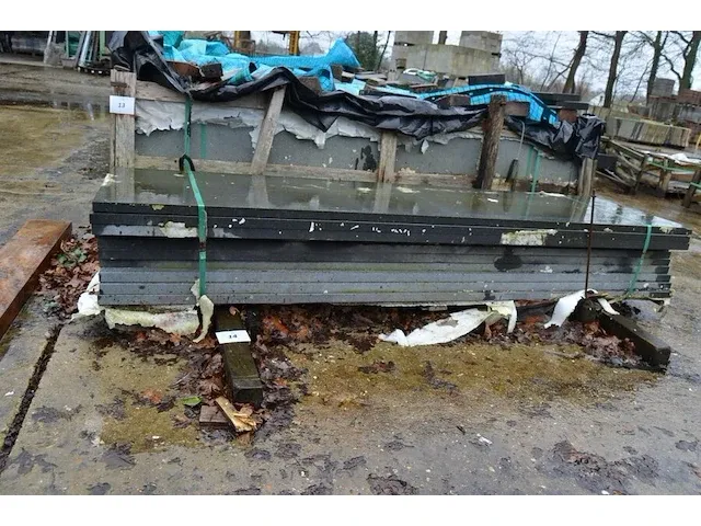 10 stuks zwart granieten platen voor tuinschermen en lage muurtjes gebrand en geborsteld met lijnen 1 zijde afgewerkt afm. 220x60x3 - afbeelding 3 van  5