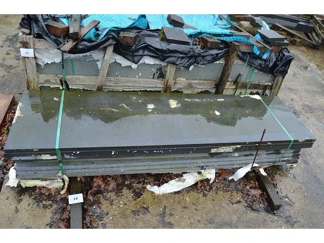 10 stuks zwart granieten platen voor tuinschermen en lage muurtjes gebrand en geborsteld met lijnen 1 zijde afgewerkt afm. 220x60x3 - afbeelding 4 van  5