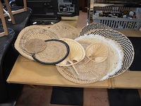 10 vierkantige tafels houten blad zwart metalen voet, 11 moderne zwart lederen stoelen, partij kussens - afbeelding 3 van  12