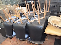 10 vierkantige tafels houten blad zwart metalen voet, 11 moderne zwart lederen stoelen, partij kussens - afbeelding 4 van  12