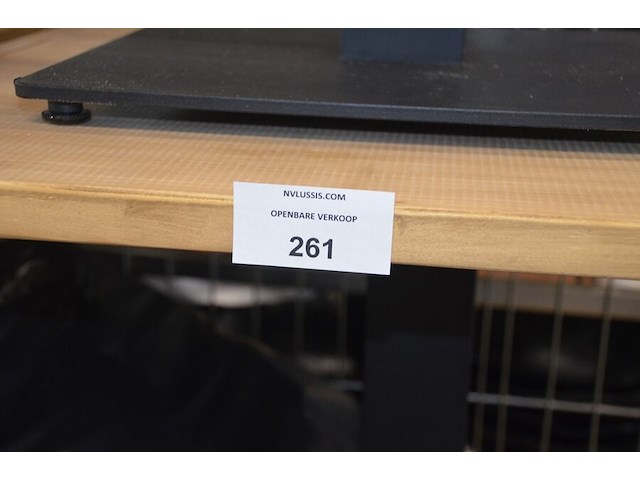 10 vierkantige tafels houten blad zwart metalen voet, 11 moderne zwart lederen stoelen, partij kussens - afbeelding 1 van  12