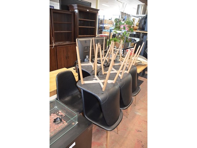 10 vierkantige tafels houten blad zwart metalen voet, 11 moderne zwart lederen stoelen, partij kussens - afbeelding 6 van  12