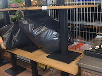 10 vierkantige tafels houten blad zwart metalen voet, 11 moderne zwart lederen stoelen, partij kussens - afbeelding 9 van  12