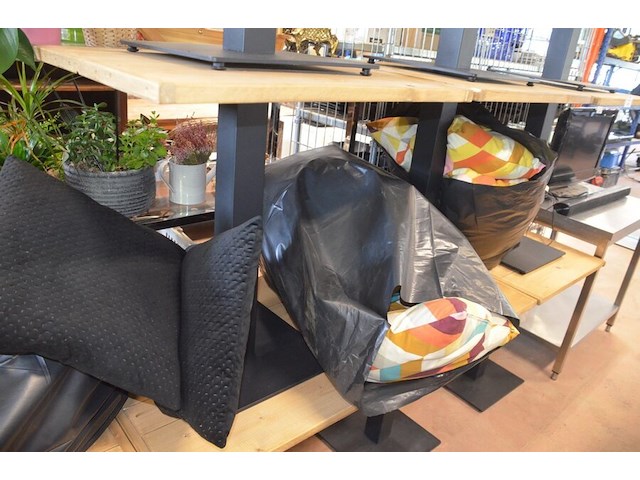 10 vierkantige tafels houten blad zwart metalen voet, 11 moderne zwart lederen stoelen, partij kussens - afbeelding 11 van  12