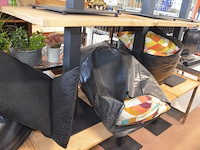 10 vierkantige tafels houten blad zwart metalen voet, 11 moderne zwart lederen stoelen, partij kussens - afbeelding 11 van  12