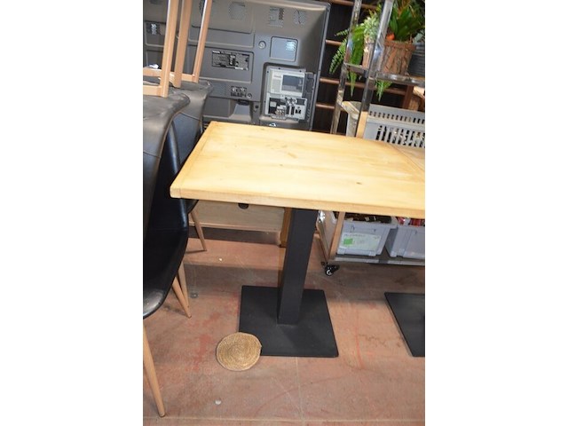 10 vierkantige tafels houten blad zwart metalen voet, 11 moderne zwart lederen stoelen, partij kussens - afbeelding 2 van  12