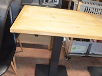 10 vierkantige tafels houten blad zwart metalen voet, 11 moderne zwart lederen stoelen, partij kussens - afbeelding 2 van  12