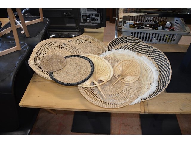 10 vierkantige tafels houten blad zwart metalen voet, 11 moderne zwart lederen stoelen, partij kussens - afbeelding 3 van  12