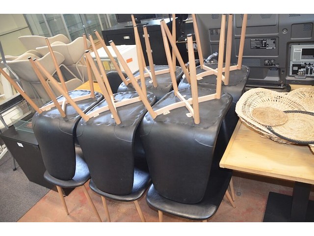 10 vierkantige tafels houten blad zwart metalen voet, 11 moderne zwart lederen stoelen, partij kussens - afbeelding 4 van  12