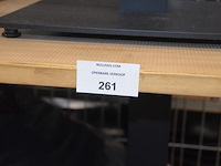 10 vierkantige tafels houten blad zwart metalen voet, 11 moderne zwart lederen stoelen, partij kussens