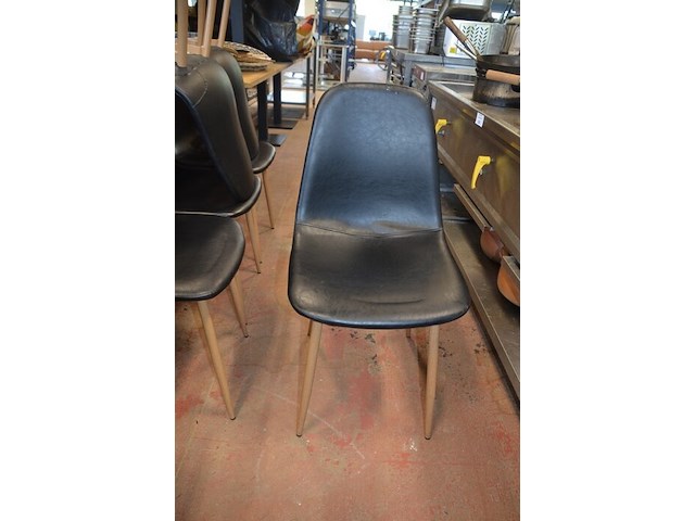 10 vierkantige tafels houten blad zwart metalen voet, 11 moderne zwart lederen stoelen, partij kussens - afbeelding 7 van  12