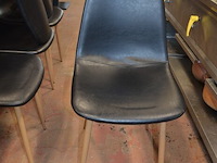 10 vierkantige tafels houten blad zwart metalen voet, 11 moderne zwart lederen stoelen, partij kussens - afbeelding 7 van  12