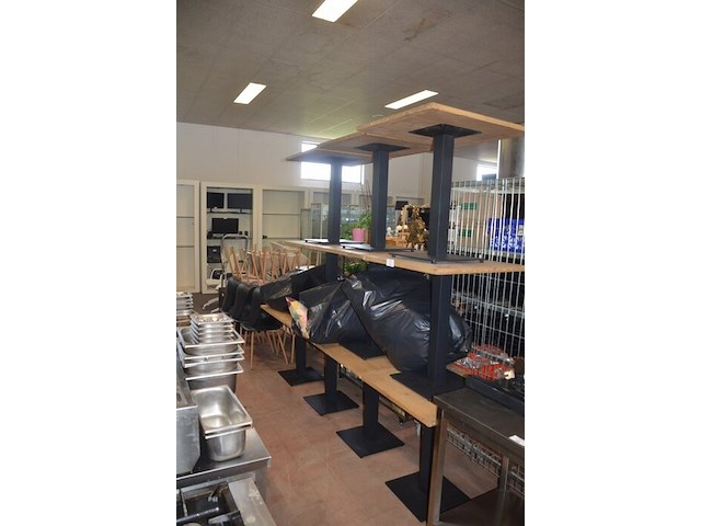 10 vierkantige tafels houten blad zwart metalen voet, 11 moderne zwart lederen stoelen, partij kussens - afbeelding 8 van  12