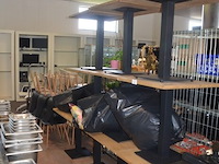 10 vierkantige tafels houten blad zwart metalen voet, 11 moderne zwart lederen stoelen, partij kussens - afbeelding 8 van  12