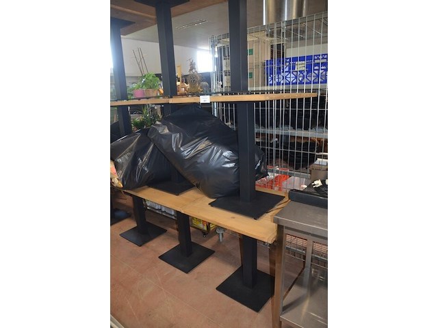 10 vierkantige tafels houten blad zwart metalen voet, 11 moderne zwart lederen stoelen, partij kussens - afbeelding 9 van  12